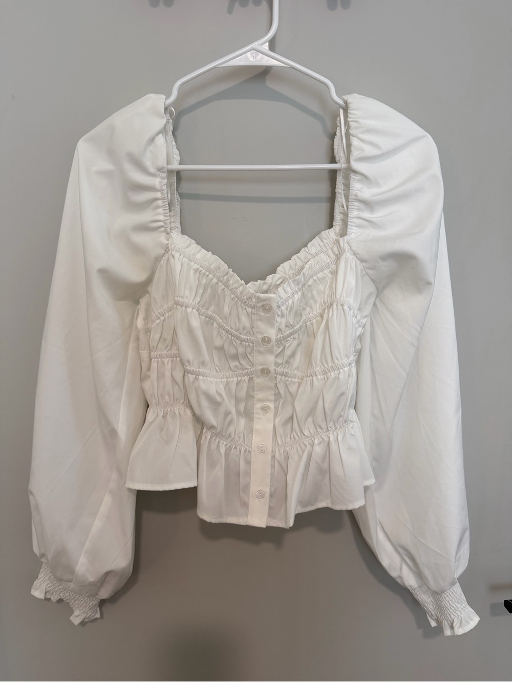 ASTR The Label White blouse with puffy sleeves and ruffled details